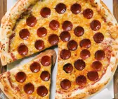 Pizza mit scharfer Salami