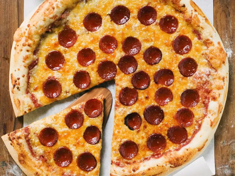 Pizza mit scharfer Salami