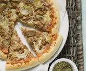 Pizza mit Thunfisch und Zwiebeln