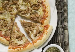 Pizza mit Thunfisch und Zwiebeln