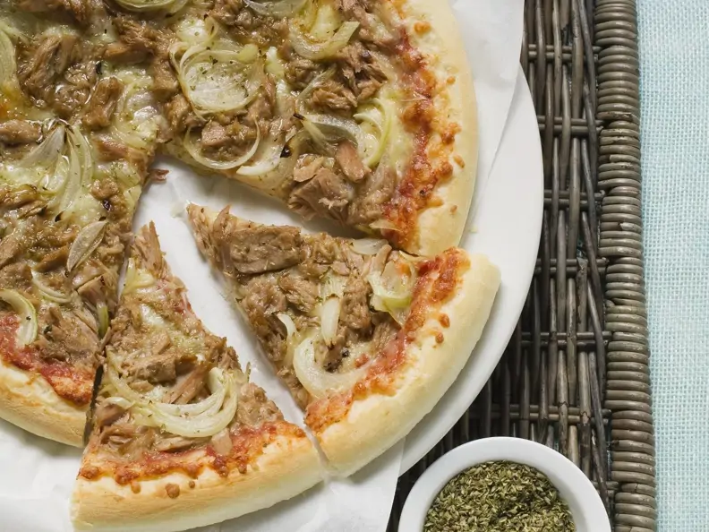 Pizza mit Thunfisch und Zwiebeln