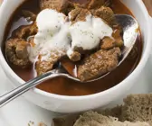 Gulaschsuppe mit Sauerrahm