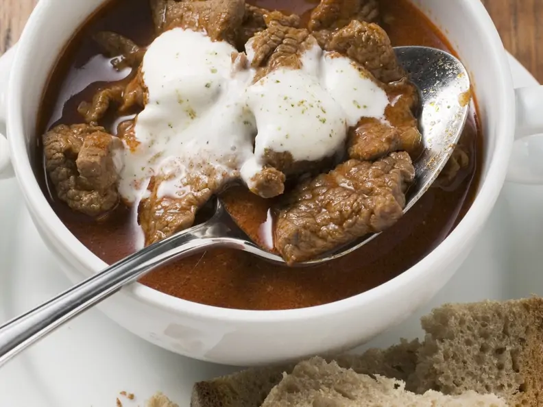 Gulaschsuppe mit Sauerrahm