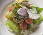 Gemüserisotto mit Röstbrot, Pesto und Rosmarin
