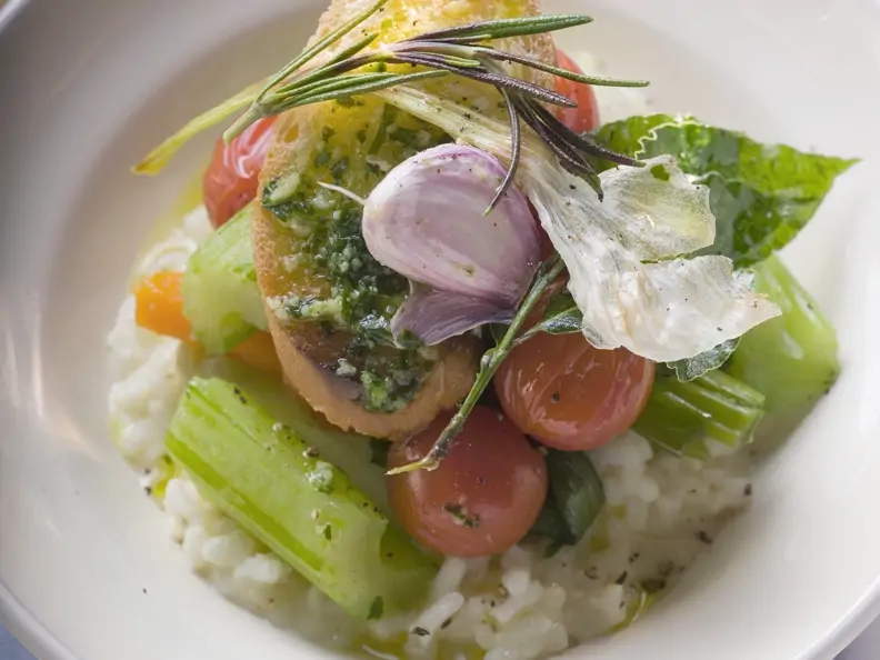 Gemüserisotto mit Röstbrot, Pesto und Rosmarin