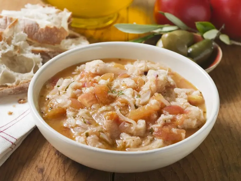 Tomatenbrühe mit Brot