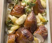 Stücke vom Entenbraten mit Apfel, Zwiebeln und Kräutern