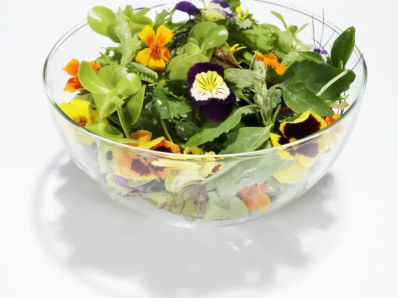 Salat mit Essblüten