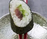 Maki mit Thunfisch und Gurke