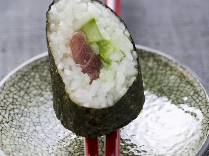 Maki mit Thunfisch und Gurke