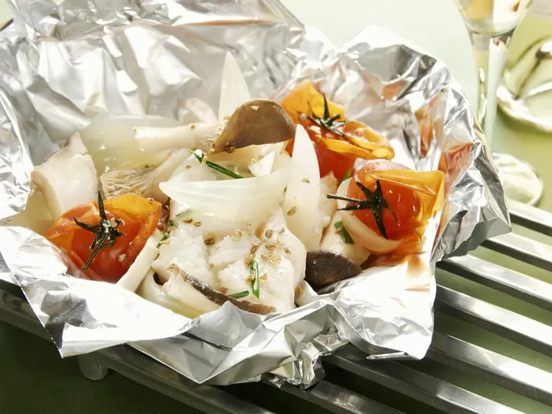 Gebackener Steinbutt mit Pilzen und Tomaten