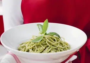 Spaghetti mit grünem Pesto