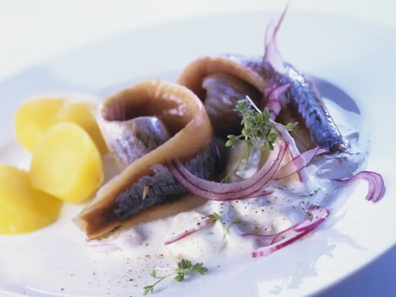 Matjesfilet mit Kartoffeln und sahniger Soße