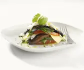 Geschichtete Antipasti aus Auberginen, Zucchini, Tomaten