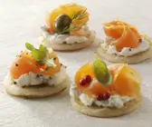Blinis mit Schmand und geräuchertem Lachs