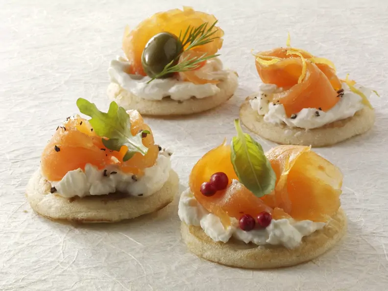 Blinis mit Schmand und geräuchertem Lachs