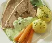 Tellerfleisch mit grüner Soße und Gemüse