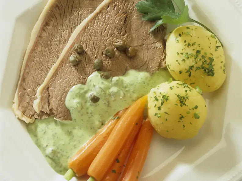 Tellerfleisch mit grüner Soße und Gemüse