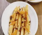 Schwarzwurzeln mit Orangensoße und Haselnusskernen