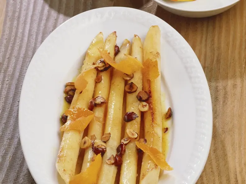 Schwarzwurzeln mit Orangensoße und Haselnusskernen