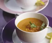 Suppe mit roten Linsen und Koriander