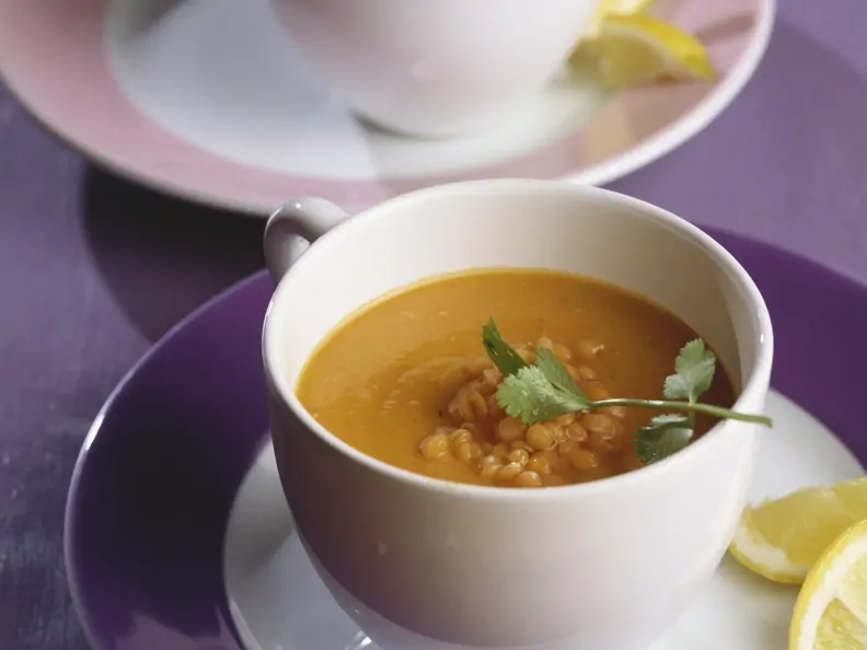 Suppe mit roten Linsen und Koriander