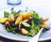 Bunter Salat mit Räuchermakrele und Kartoffeln