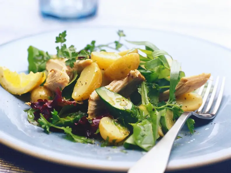 Bunter Salat mit Räuchermakrele und Kartoffeln