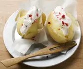Pellkartoffeln mit saurer Sahne und Pink-Pepper