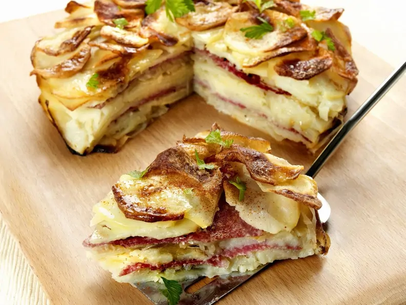 Deftige Kartoffel-Salami-Torte