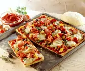 Blechpizza mit Gemüse und Schinken