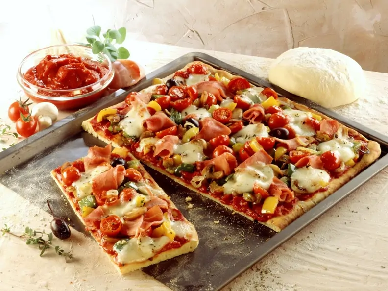 Blechpizza mit Gemüse und Schinken