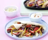 Tortilla mit Rindfleisch, Paprika und Erdbeeren