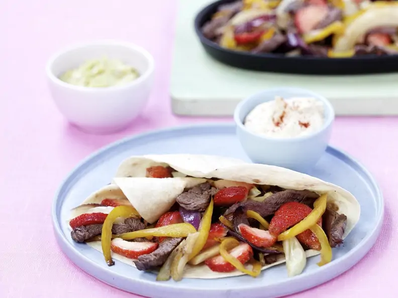 Tortilla mit Rindfleisch, Paprika und Erdbeeren