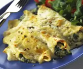 Gratinierte Pfannkuchen mit Spinat-Käse-Füllung
