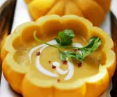 Fruchtige Kürbiscremesuppe mit Koriander