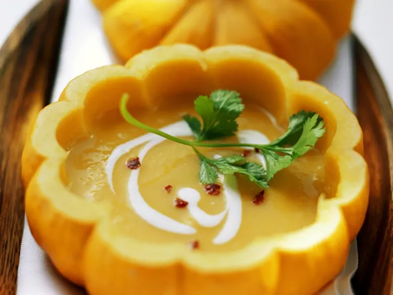 Fruchtige Kürbiscremesuppe mit Koriander