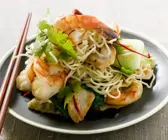Bami Goreng mit Hähnchen und Shrimps
