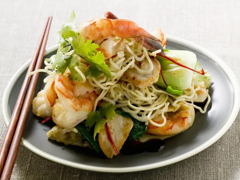 Bami Goreng mit Hähnchen und Shrimps