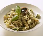 Spirelli mit Sardinen und Basilikum