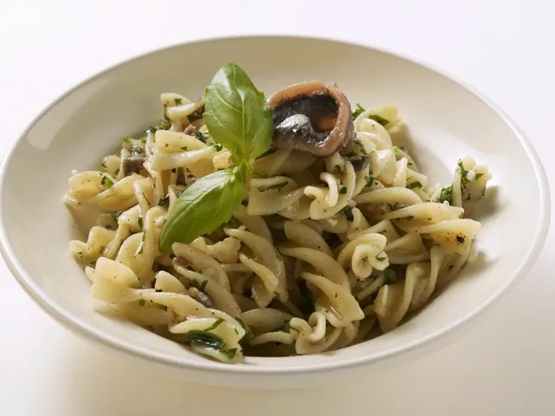 Spirelli mit Sardinen und Basilikum