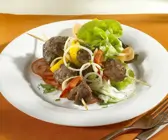 Lammfleischspieße mit Salat