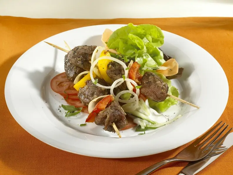 Lammfleischspieße mit Salat