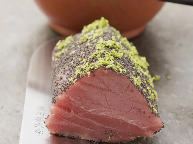 Thunfischfilet mit Mohn und Limettenabrieb