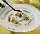 Spargelsuppe mit Windbeutel-Croutons