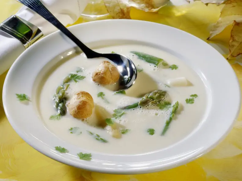 Spargelsuppe mit Windbeutel-Croutons