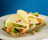 Knäcke mit Lachs und Käse