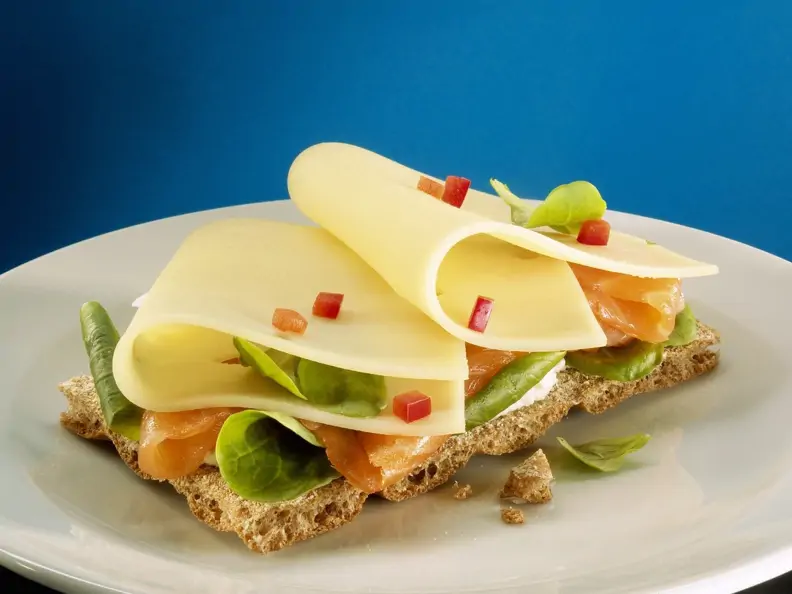 Knäcke mit Lachs und Käse