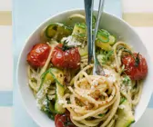 Pasta mit Tomaten und Zucchini