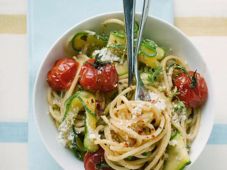 Pasta mit Tomaten und Zucchini